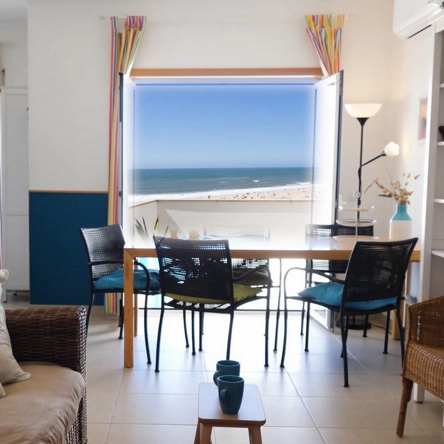 Beach holiday apartment Portugal_living